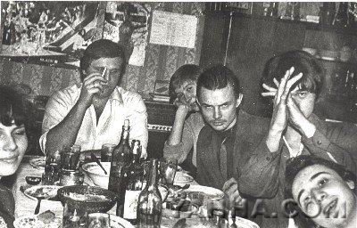 Цой показывает нос. Москва. В ночь с 31 декабря на 1 января 1981-1982. (хозяин коммуналки, Рыба, Цой, Пиня).