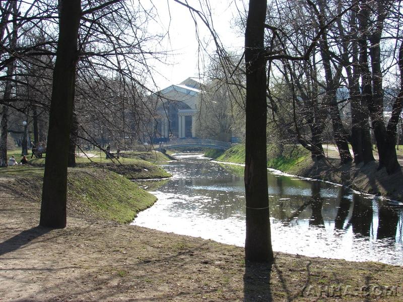 Таврический сад (6). Здесь иногда проводили своё свободное время в середине 80-х годов в дружеских компаниях музыканты групп "Кино", "Аквариум", "Странные игры", а также Джоанна Стингрей, Александр Липницкий, Сергей Курёхин, Сергей Бугаев, Тимур Новиков, Артемий Троицкий. Этот сад и по сей день является излюбленным местом петербуржцев для прогулок. Фото сделано 26.04.2008.