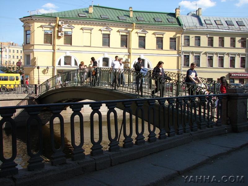 Сенной пешеходный мост (6). Набережная канала Грибоедова (рядом с домом 56)
Здесь снимался фильм "Йа-Хха".