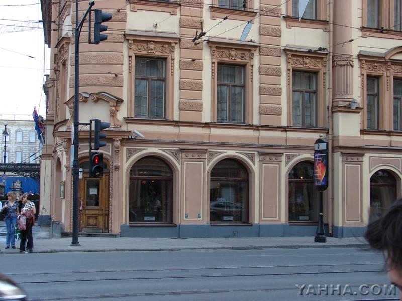 Кафе "Сайгон" (2). Невский пр., д. 49/2 (угол Невского и Владимирского проспектов)
Здесь снимались фильмы "Йа-Хха" и "Взломщик". Одно из самых известных тусовочных мест в центре Ленинграда в 60е-80е годы. Первые три окна на первом этаже - раньше здесь распологалось кафе. Вход был через так называемую угловую дверь. Он сохранился до наших дней.