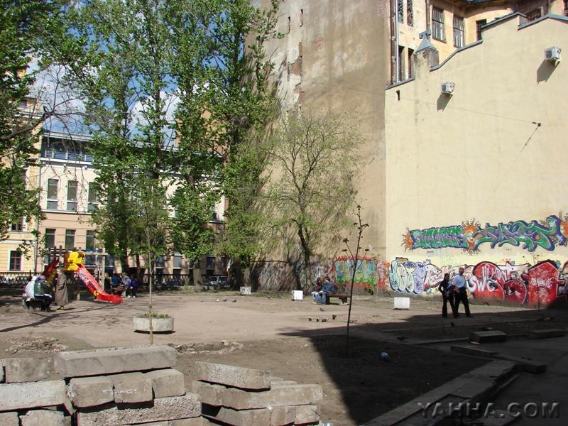 Скверик "Эльф" (3). Стремянная ул., д. 11 (угол Стремянной ул. и Дмитровского пер.)
Здесь снимался фильм "Йа-Хха". В доме на первом этаже находилось кафе "Эльф". Там и сейчас есть кафе, правда теперь оно носит название "Кения". Сквер - одно из тусовочных мест.