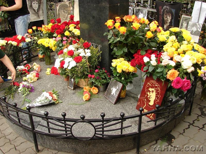 Могила Виктора. Корзина с цветами в центре - от Валентины Васильевны и Роберта Максимовича.
Снимок сделан 15.08.2007