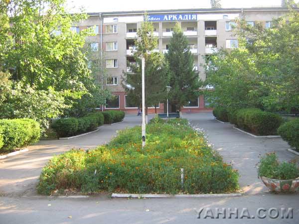 Аллея к гостинице. Аллея к гостинице Аркадия в Одессе, в которой останавливались "КИНО" В мае 1990-го года «КИНО»