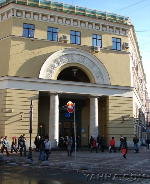 Станция метро "Владимирская". На этой станции метро состоялась первая встреча Рашида Нугманова и Виктора Цоя.