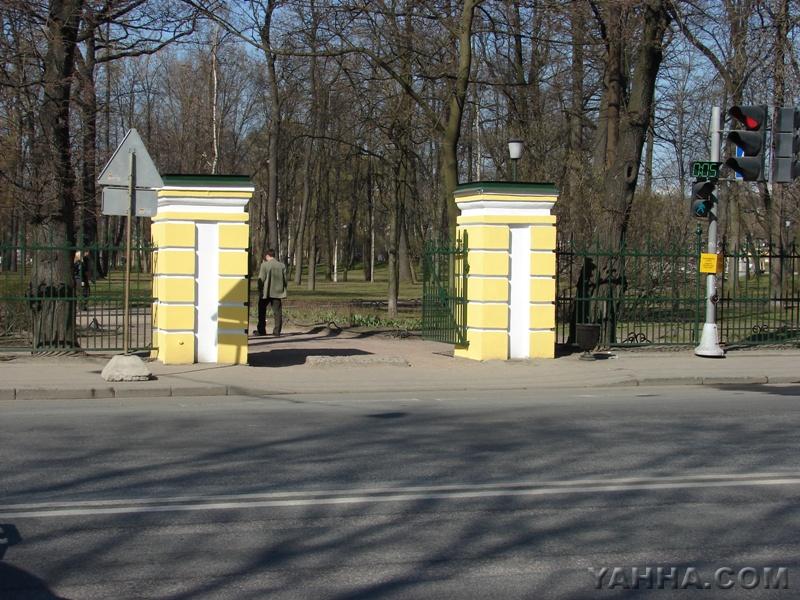 Таврический сад (1). Здесь иногда проводили своё свободное время в середине 80-х годов в дружеских компаниях музыканты групп "Кино", "Аквариум", "Странные игры", а также Джоанна Стингрей, Александр Липницкий, Сергей Курёхин, Сергей Бугаев, Тимур Новиков, Артемий Троицкий. Этот сад и по сей день является излюбленным местом петербуржцев для прогулок. Фото сделано 26.04.2008.