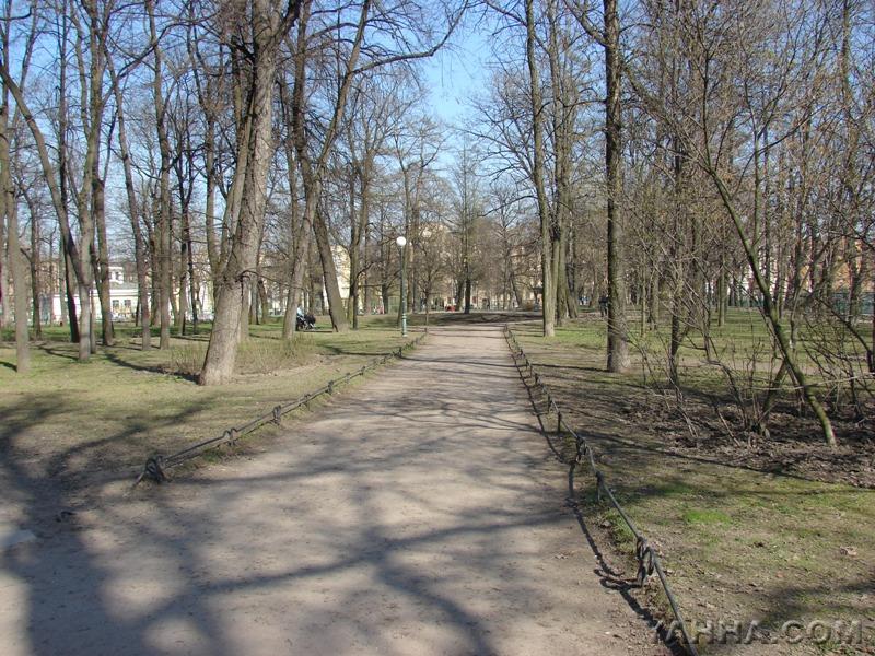 Таврический сад (3). Здесь иногда проводили своё свободное время в середине 80-х годов в дружеских компаниях музыканты групп "Кино", "Аквариум", "Странные игры", а также Джоанна Стингрей, Александр Липницкий, Сергей Курёхин, Сергей Бугаев, Тимур Новиков, Артемий Троицкий. Этот сад и по сей день является излюбленным местом петербуржцев для прогулок. Фото сделано 26.04.2008.