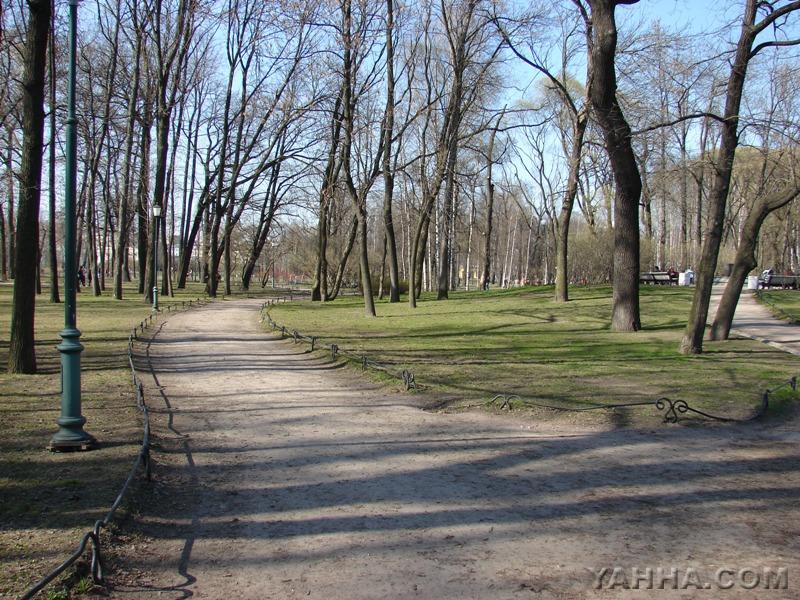 Таврический сад (4). Здесь иногда проводили своё свободное время в середине 80-х годов в дружеских компаниях музыканты групп "Кино", "Аквариум", "Странные игры", а также Джоанна Стингрей, Александр Липницкий, Сергей Курёхин, Сергей Бугаев, Тимур Новиков, Артемий Троицкий. Этот сад и по сей день является излюбленным местом петербуржцев для прогулок. Фото сделано 26.04.2008.