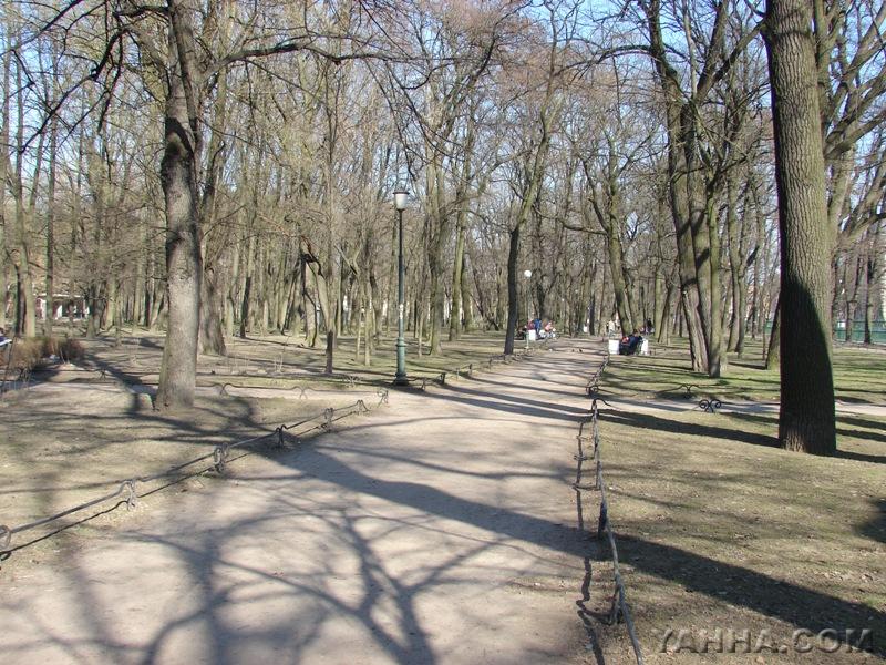Таврический сад (7). Здесь иногда проводили своё свободное время в середине 80-х годов в дружеских компаниях музыканты групп "Кино", "Аквариум", "Странные игры", а также Джоанна Стингрей, Александр Липницкий, Сергей Курёхин, Сергей Бугаев, Тимур Новиков, Артемий Троицкий. Этот сад и по сей день является излюбленным местом петербуржцев для прогулок. Фото сделано 26.04.2008.