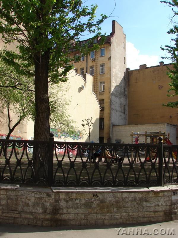 Скверик "Эльф" (2). Стремянная ул., д. 11 (угол Стремянной ул. и Дмитровского пер.)
Здесь снимался фильм "Йа-Хха". В доме на первом этаже находилось кафе "Эльф". Там и сейчас есть кафе, правда теперь оно носит название "Кения". Сквер - одно из тусовочных мест.