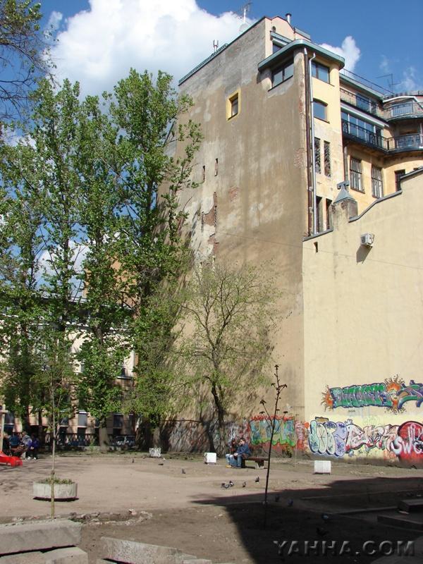 Скверик "Эльф" (4). Стремянная ул., д. 11 (угол Стремянной ул. и Дмитровского пер.)
Здесь снимался фильм "Йа-Хха". В доме на первом этаже находилось кафе "Эльф". Там и сейчас есть кафе, правда теперь оно носит название "Кения". Сквер - одно из тусовочных мест.