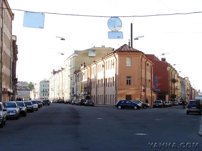 Поворот. Здесь снимался фильм "Йа-Хха". В начале фильма есть эпизод, перед песней "Алисы" - проезд мотоциклистов по улице с поворотом. Это перекрёсток Никольского переулка (дом 8) и Большой Подъяческой (дом 39). Рядом - набережная реки Фонтанки.